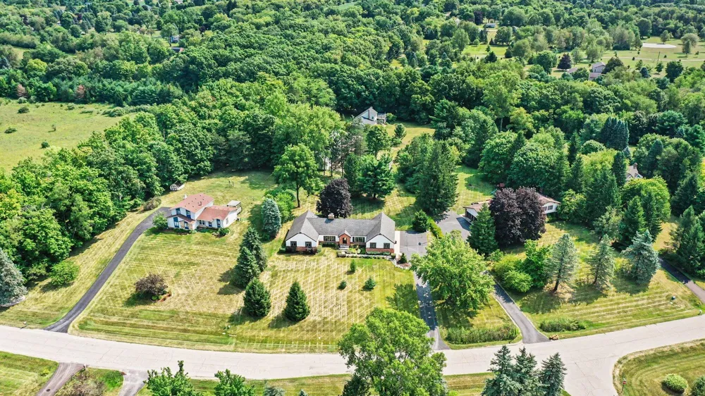 8569 Roundhill Court Saline, MI 48176