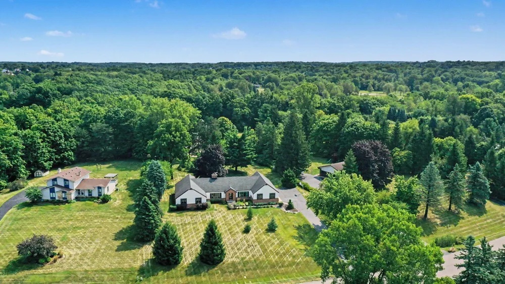 8569 Roundhill Court Saline, MI 48176