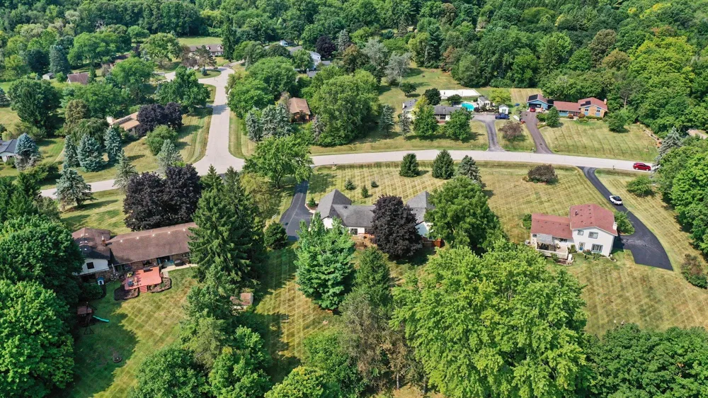 8569 Roundhill Court Saline, MI 48176