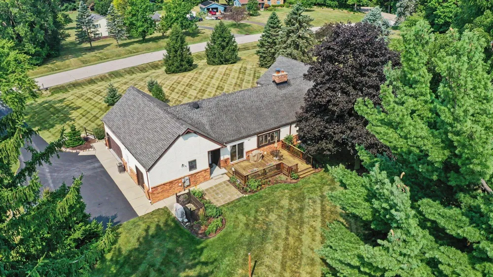 8569 Roundhill Court Saline, MI 48176