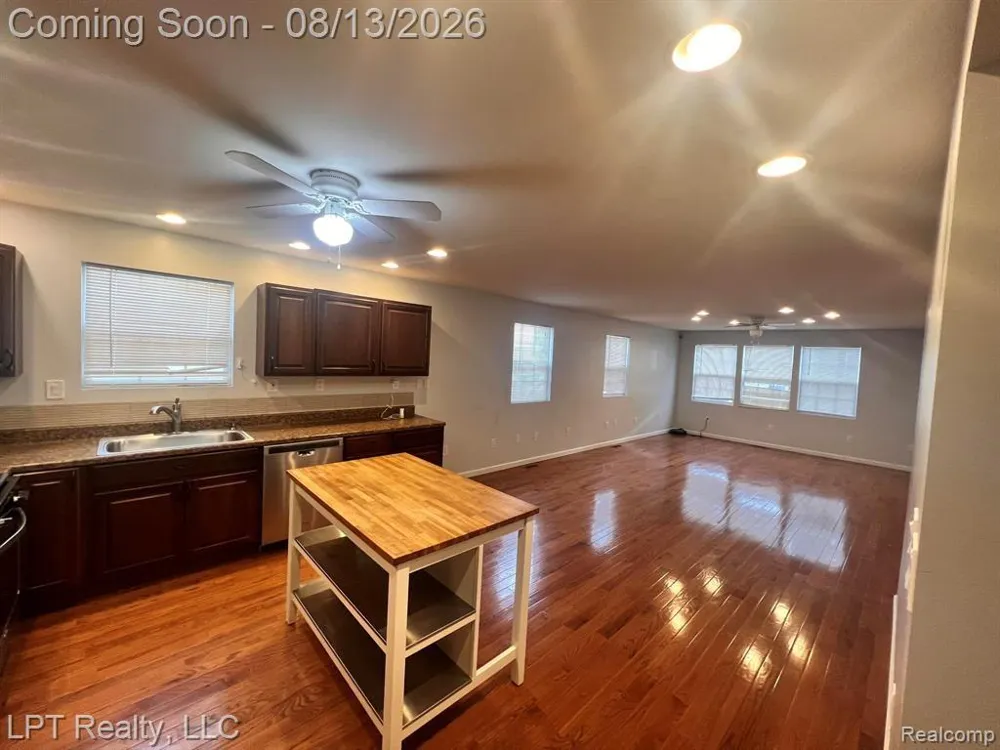 33 E BERNHARD Unit #2 E Hazel Park City, MI 48030