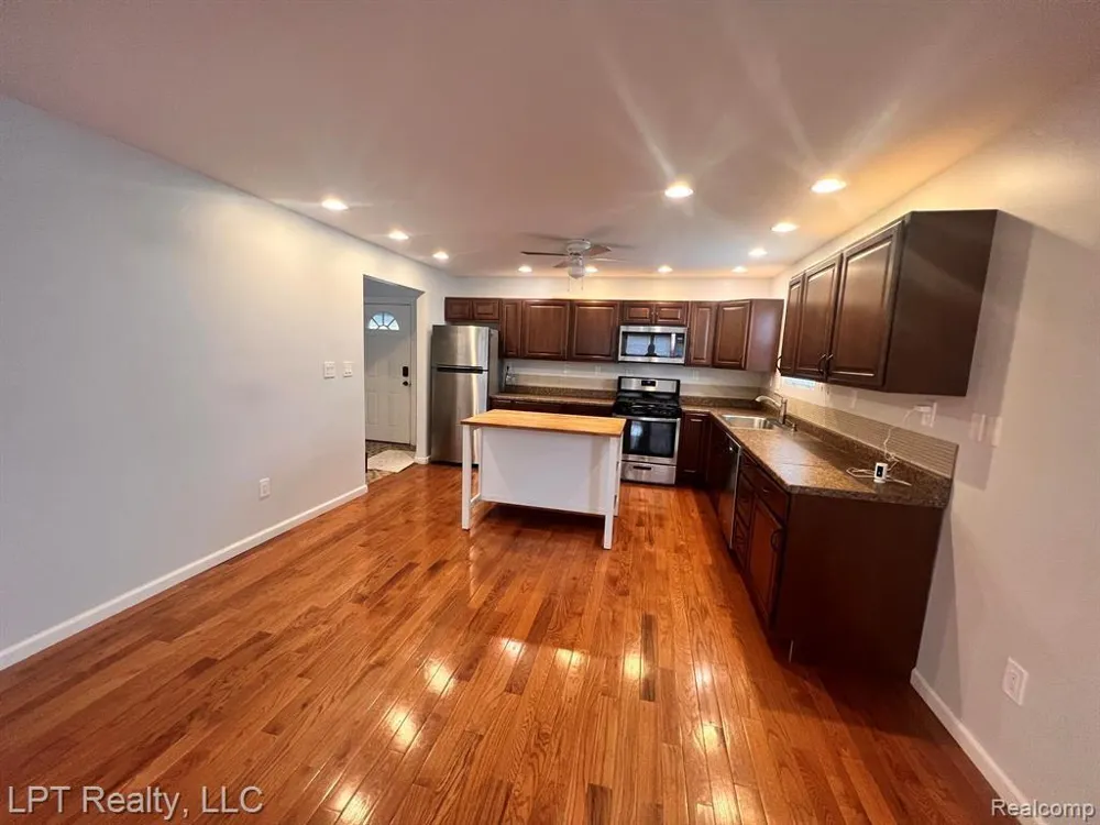 33 E BERNHARD Unit #2 E Hazel Park City, MI 48030