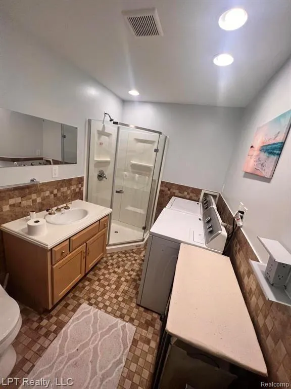 33 E BERNHARD Unit #2 E Hazel Park City, MI 48030