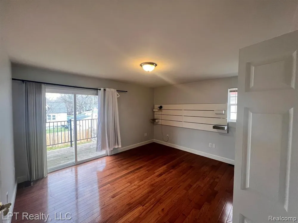 33 E BERNHARD Unit #2 E Hazel Park City, MI 48030