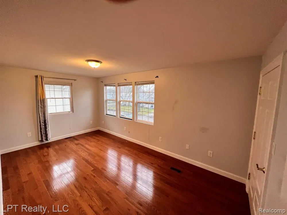 33 E BERNHARD Unit #2 E Hazel Park City, MI 48030