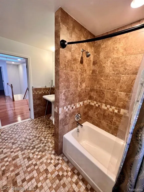 33 E BERNHARD Unit #2 E Hazel Park City, MI 48030