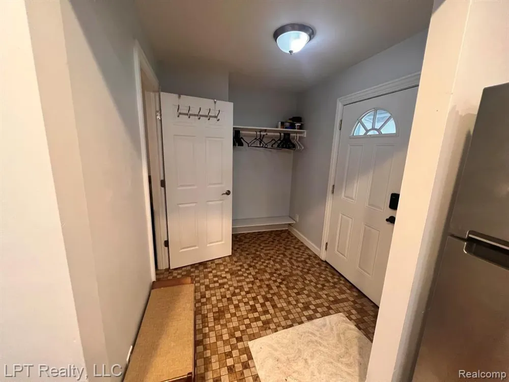 33 E BERNHARD Unit #2 E Hazel Park City, MI 48030