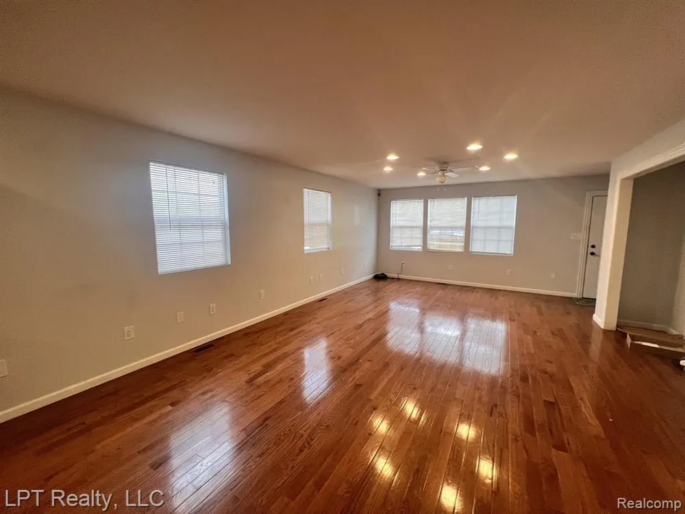 33 E BERNHARD Unit #2 E Hazel Park City, MI 48030