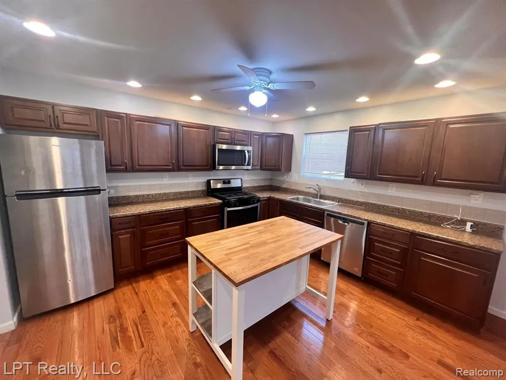 33 E BERNHARD Unit #2 E Hazel Park City, MI 48030