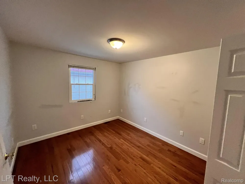 33 E BERNHARD Unit #2 E Hazel Park City, MI 48030