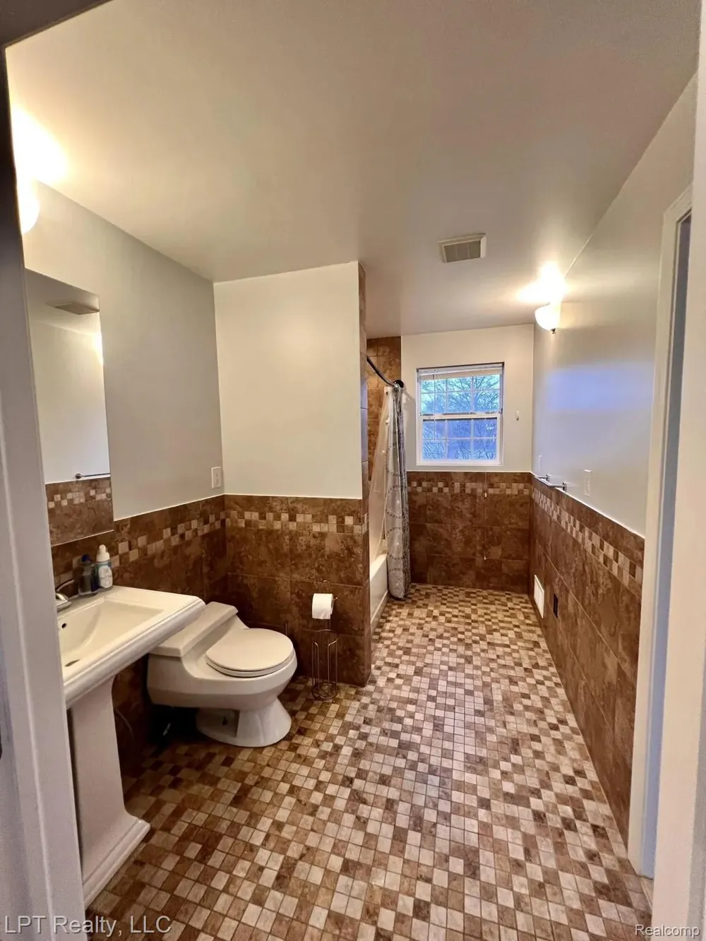 33 E BERNHARD Unit #2 E Hazel Park City, MI 48030