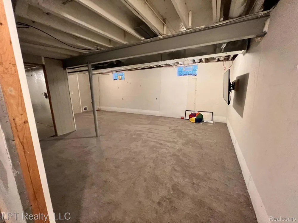 33 E BERNHARD Unit #2 E Hazel Park City, MI 48030