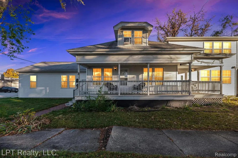 33 E BERNHARD Unit #2 E Hazel Park City, MI 48030