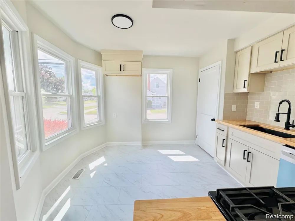 12796 Pullman Street Southgate City, MI 48195