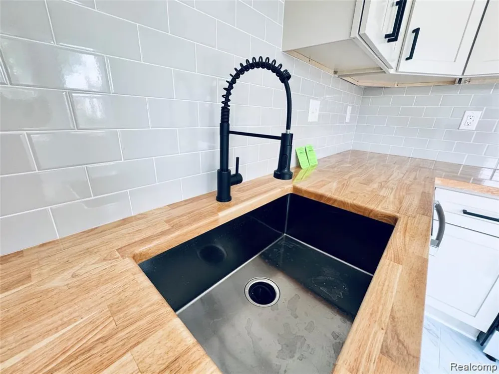 12796 Pullman Street Southgate City, MI 48195