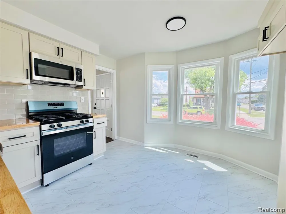 12796 Pullman Street Southgate City, MI 48195
