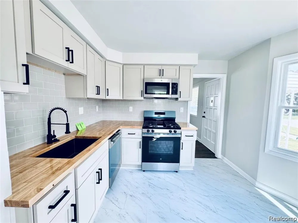 12796 Pullman Street Southgate City, MI 48195