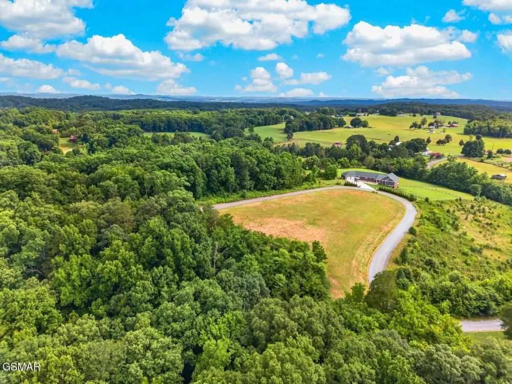 18 Woodland Creek Road Dandridge, TN 37725