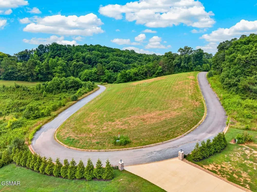 18 Woodland Creek Road Dandridge, TN 37725