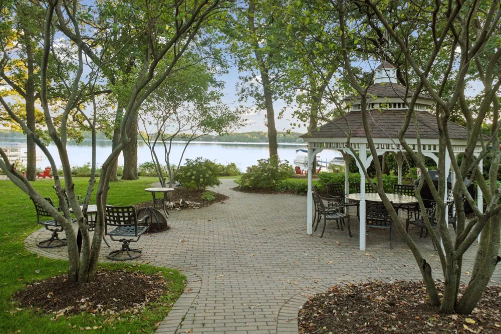 8652 Lake Riley Drive Chanhassen, MN 55317
