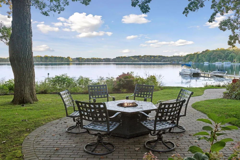 8652 Lake Riley Drive Chanhassen, MN 55317