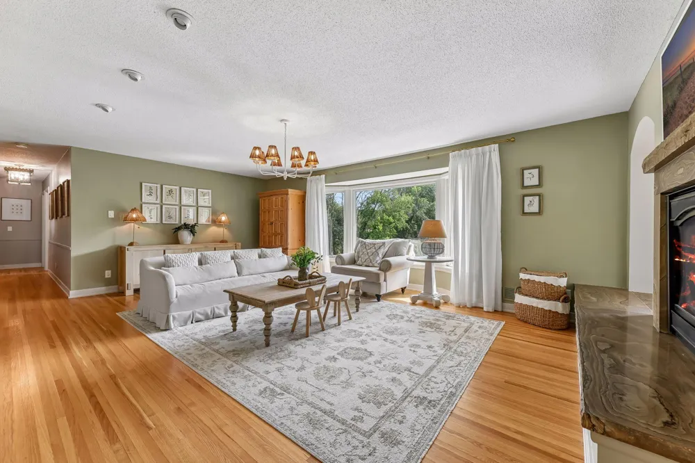 15803 Holdridge Road E Wayzata, MN 55391