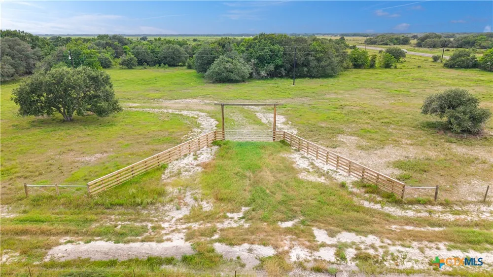 4889 SH 111 Midfield, TX 77458