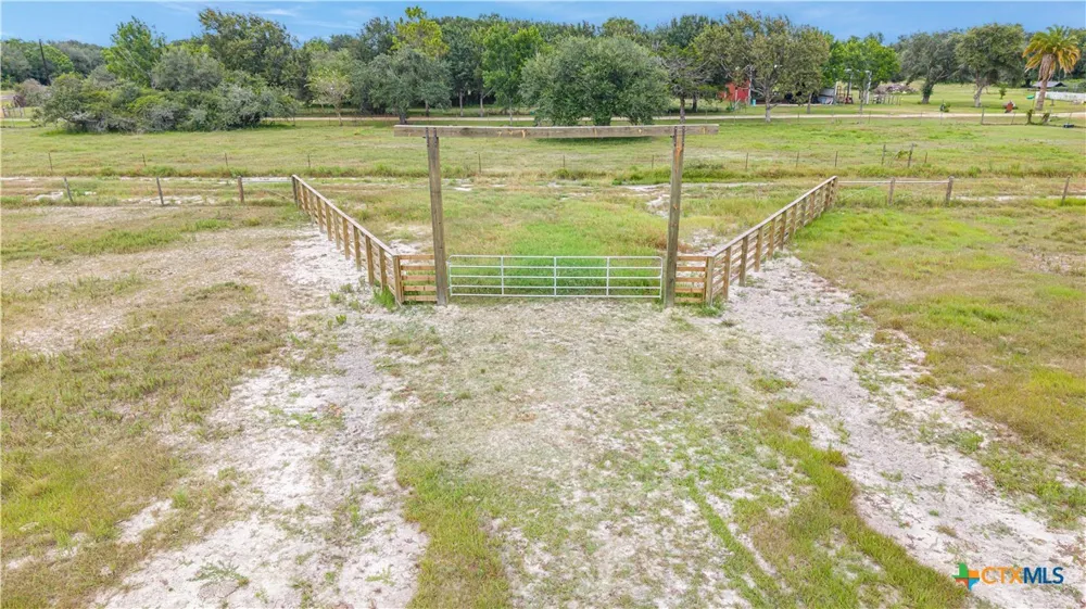 4889 SH 111 Midfield, TX 77458