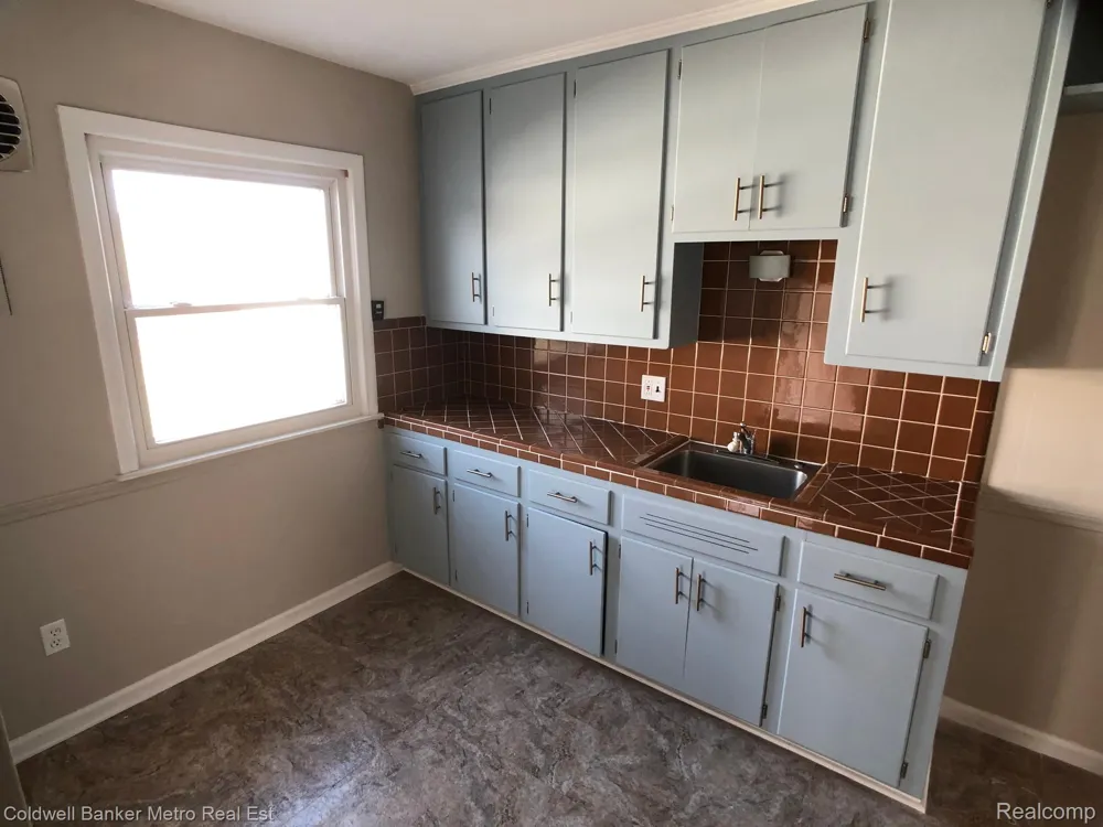17743 LENNANE Redford Charter Township, MI 48240
