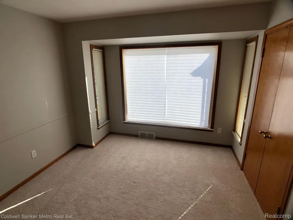 17743 LENNANE Redford Charter Township, MI 48240