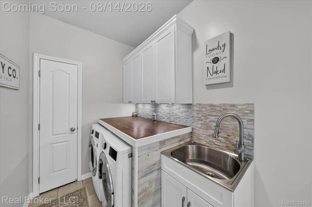322 Hidden River E Holly Township, MI 48442