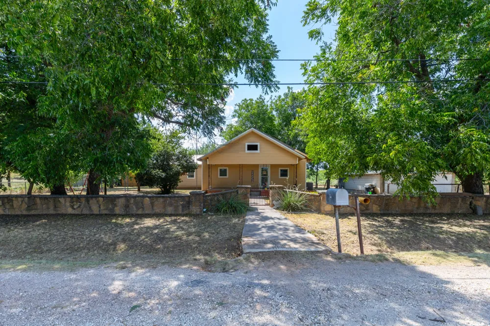 832 Peyton Street Baird, TX 79504