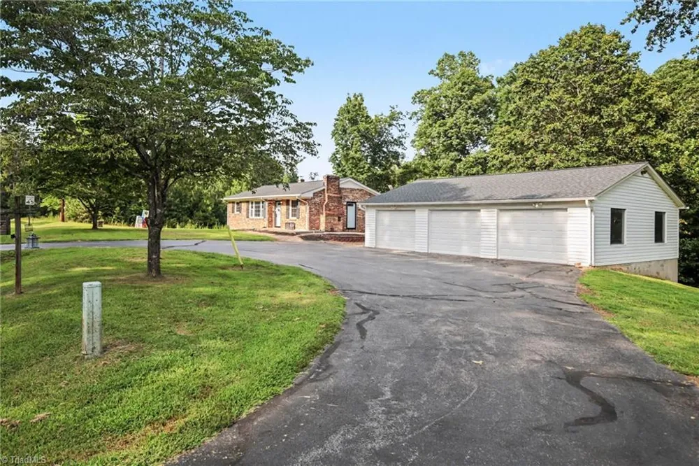 856 Lovelace Road Pelham, NC 27311
