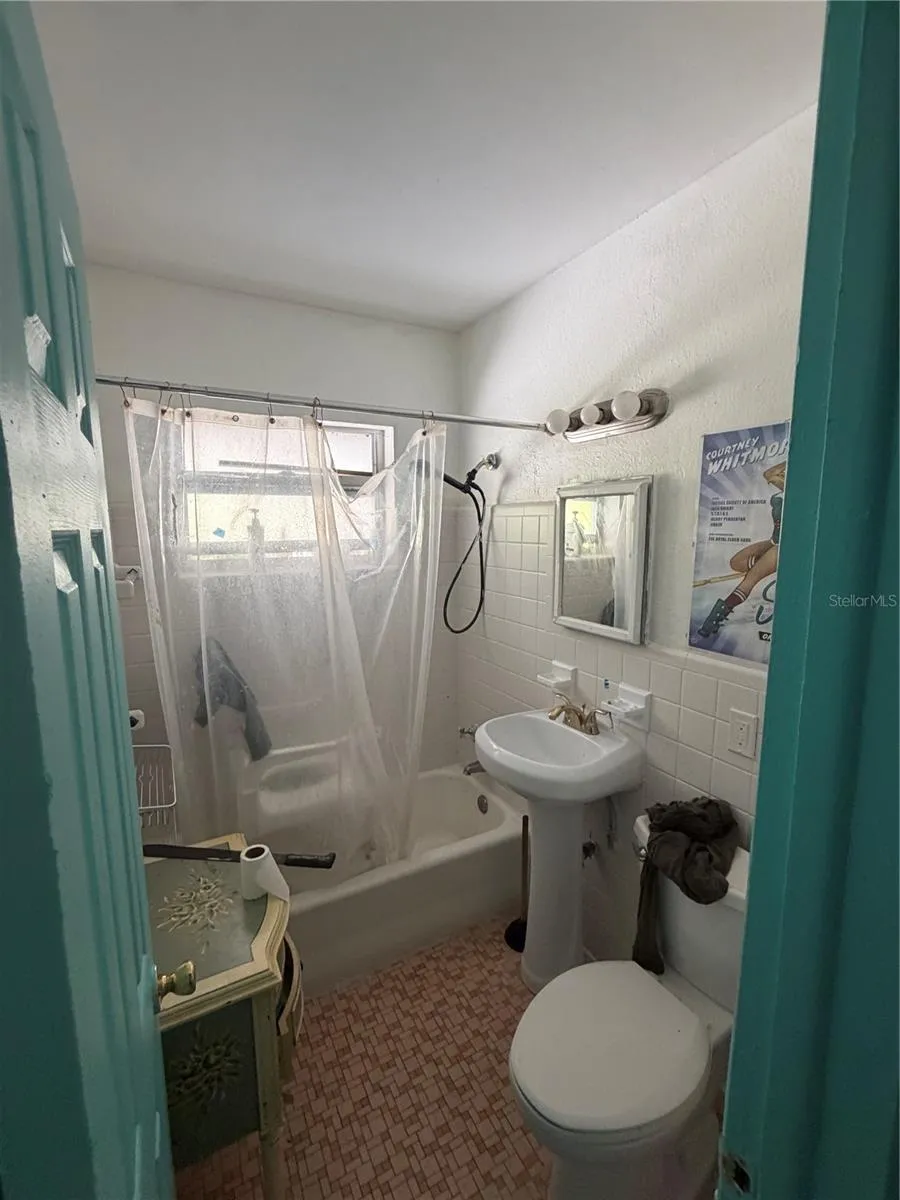 811 28TH AVENUE S St Petersburg, FL 33705