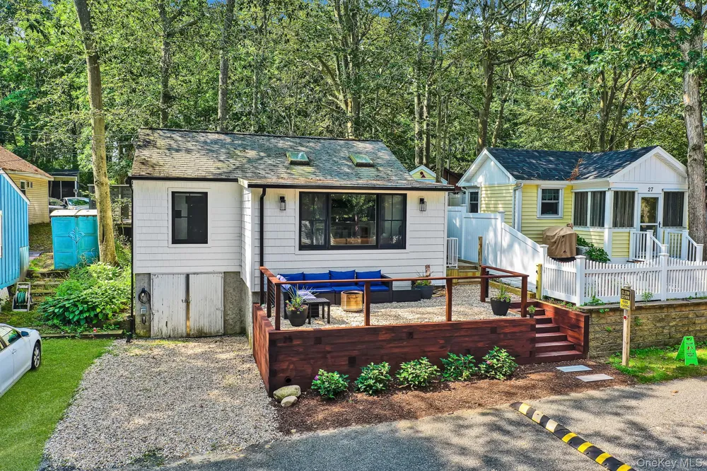 25 Cottage Road Baiting Hollow, NY 11933