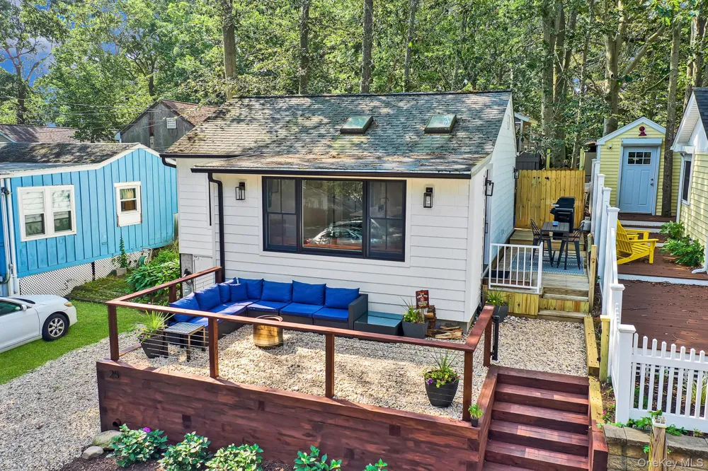 25 Cottage Road Baiting Hollow, NY 11933
