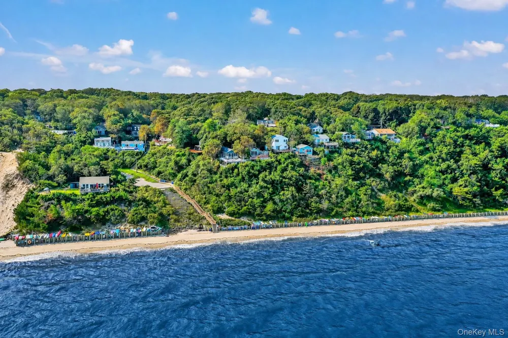 25 Cottage Road Baiting Hollow, NY 11933