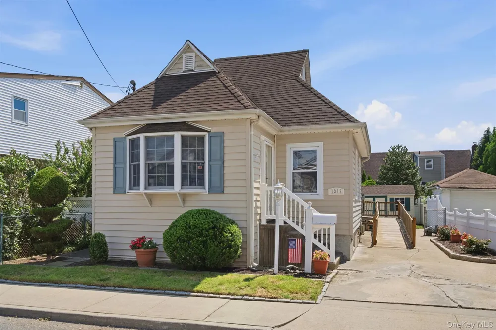 1315 Scimitar Avenue Elmont, NY 11003