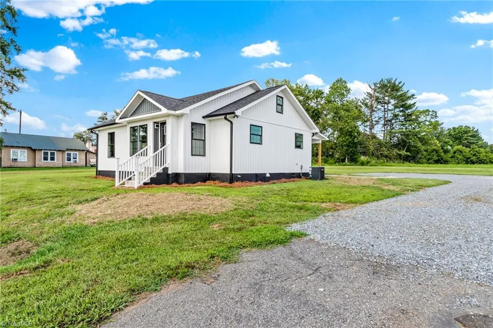 3036 US Highway 21 Hamptonville, NC 27020