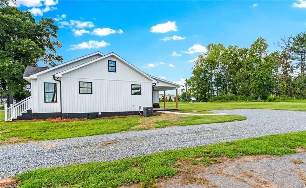 3036 US Highway 21 Hamptonville, NC 27020
