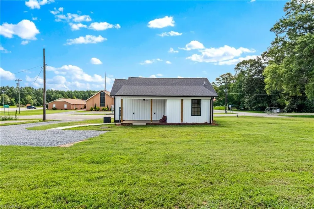 3036 US Highway 21 Hamptonville, NC 27020
