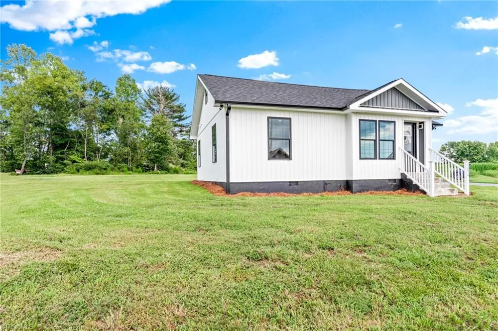 3036 US Highway 21 Hamptonville, NC 27020