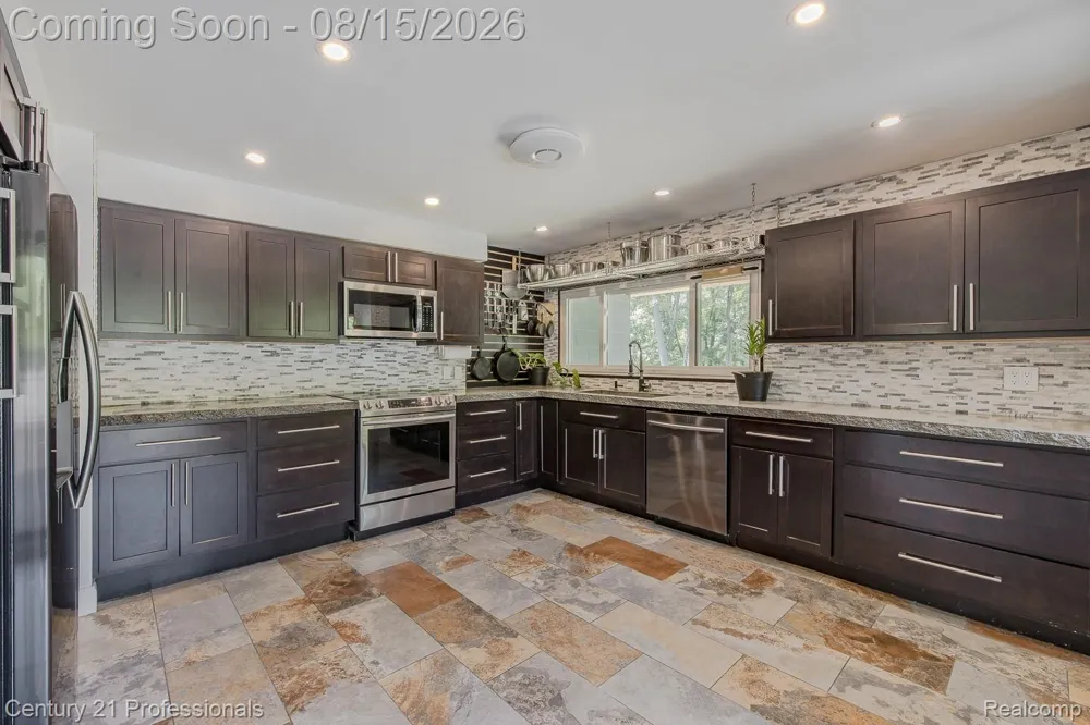 9561 Ute Pointe Drive Springfield Charter Township, MI 48346
