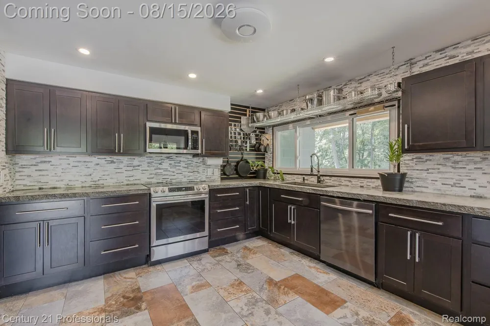 9561 Ute Pointe Drive Springfield Charter Township, MI 48346