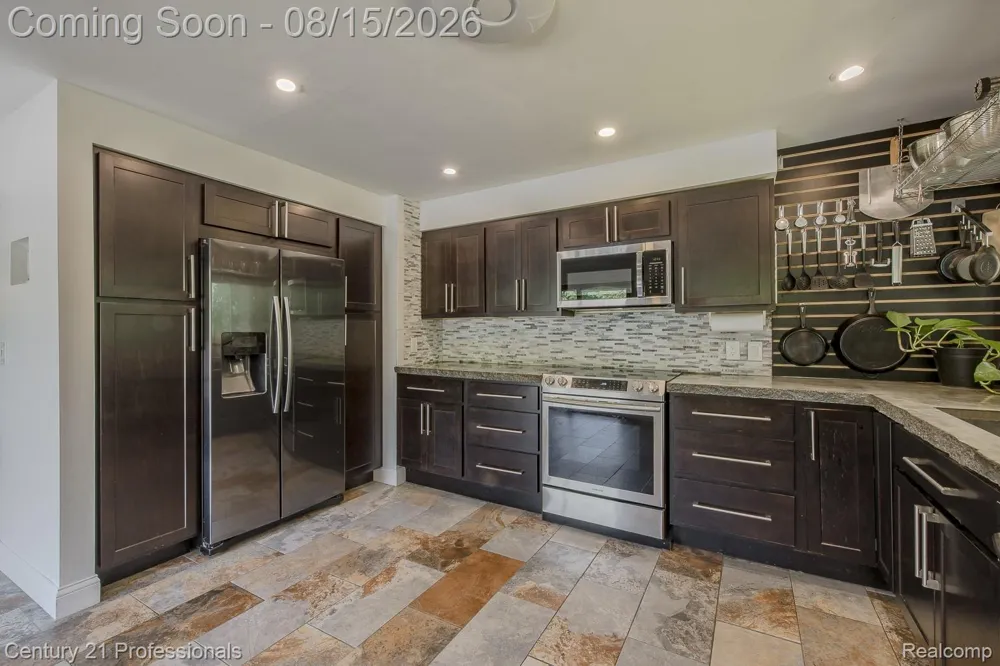 9561 Ute Pointe Drive Springfield Charter Township, MI 48346