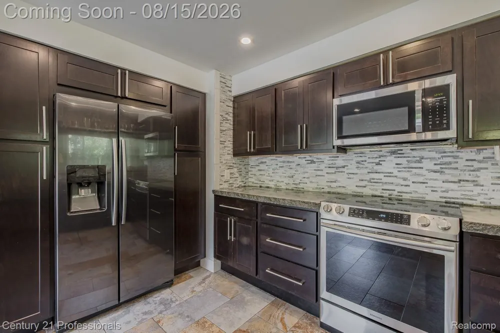 9561 Ute Pointe Drive Springfield Charter Township, MI 48346