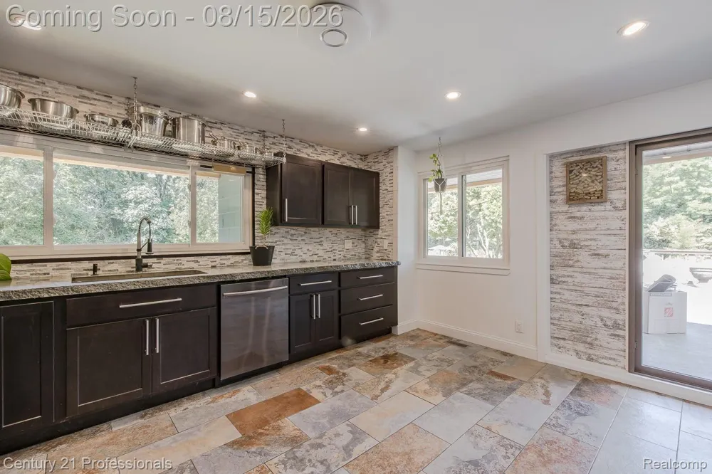 9561 Ute Pointe Drive Springfield Charter Township, MI 48346