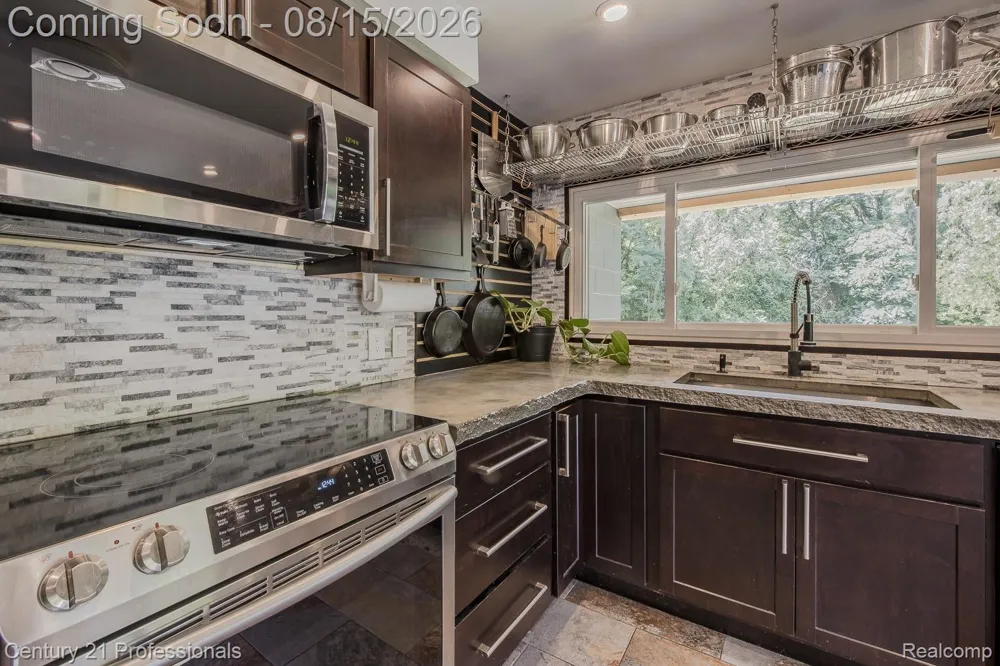 9561 Ute Pointe Drive Springfield Charter Township, MI 48346