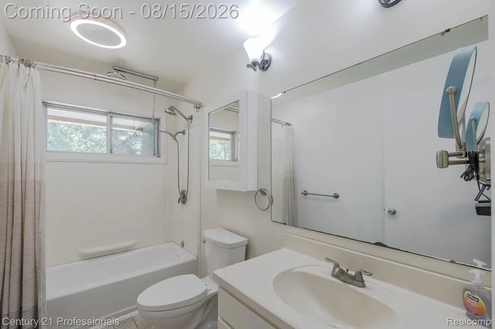 9561 Ute Pointe Drive Springfield Charter Township, MI 48346