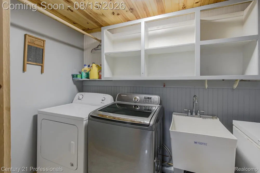 9561 Ute Pointe Drive Springfield Charter Township, MI 48346